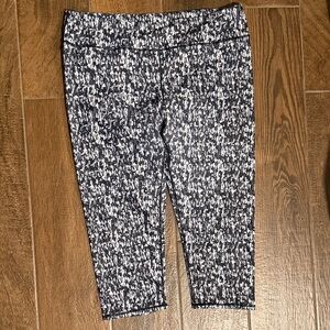 Fabletics Black & White Tonal Confetti Print Capris